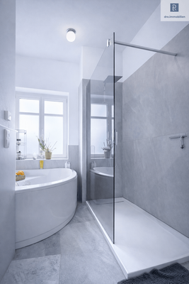 Bad mit Dusche und Eckwanne