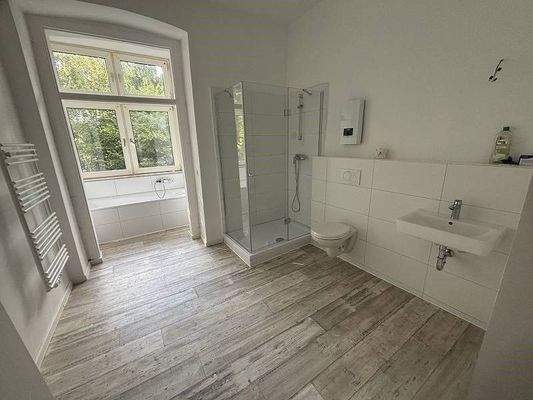 neues Bad mit Wanne und Dusche