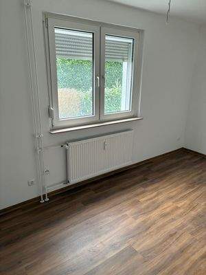 Zimmer mit großem Fenster.JPG