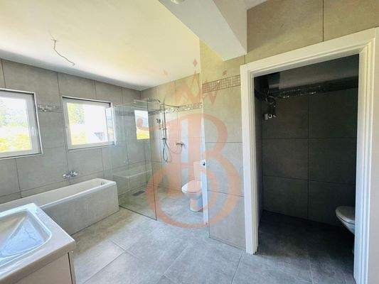 Bad mit DU/ Wanne/ WC