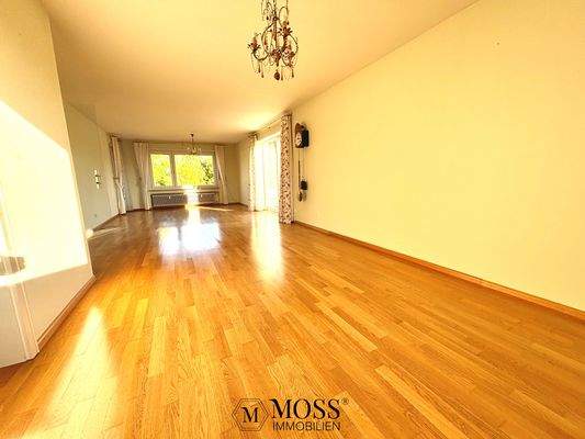 Wohnzimmer mit zwei Balkonzugängen