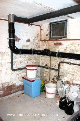 Teilkeller mit Wasser- und Abwasserleitungen