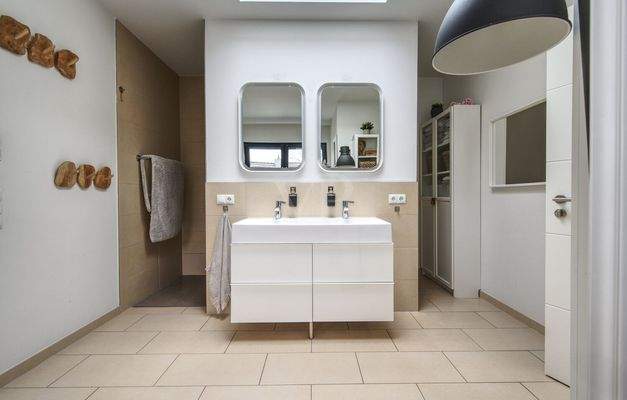 Masterbad mit Blick zur Dusche und dem WC