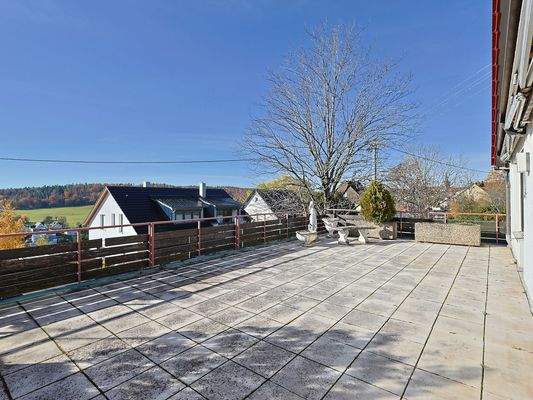 Große, sonnige Terrasse