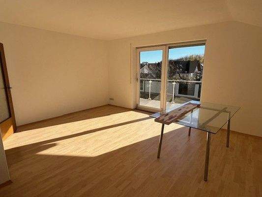 Wohnzimmer mit Zugang zum Südbalkon.jpg