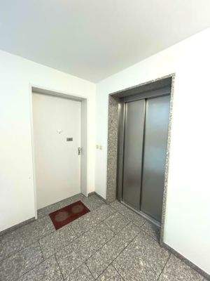 Eingangstüre mit Aufzug