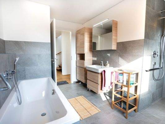 Badezimmer mit Badewanne und Dusche