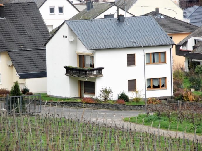 Großzügiges, freistehendes Wohnhaus mit Garten und zwei Garagen, z.T. mit Moselblick in Leiwen an der Mittelmosel