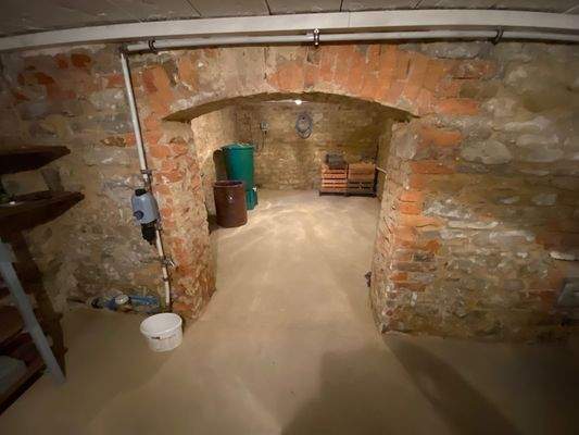 Geräumiger und trockener Lagerkeller (2).jpeg