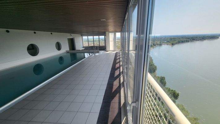 Schwimmbad im 18. OG