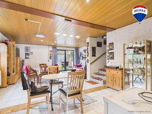 RE/MAX Immobilien DeLux Einfamilienhaus Niederlosheim Wohnzimmer