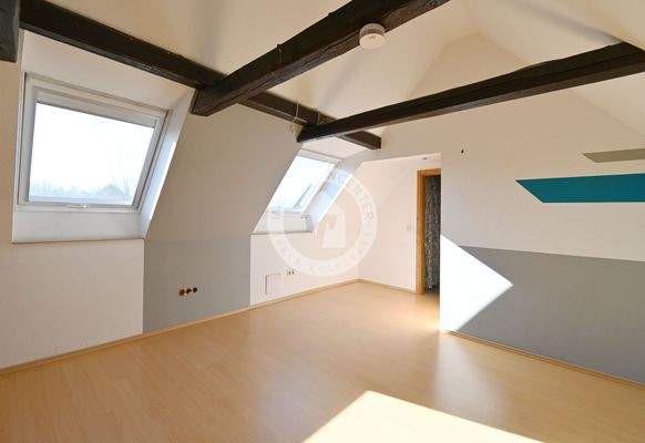 Der Blick in das größte Zimmer im Dachgeschoss