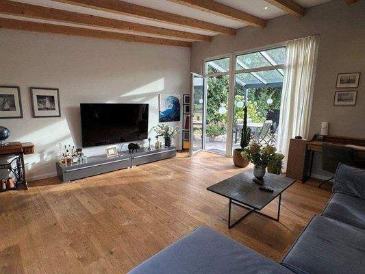 Wohnzimmer mit Blick zur Terrasse