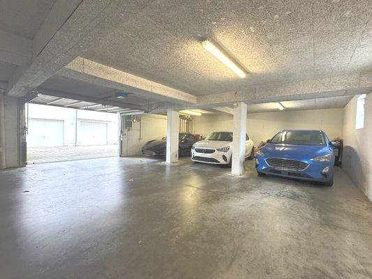 Tiefgarage mit Einfahrt
