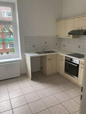 Einbauküche mit Herd und Spüle