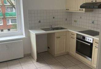 Einbauküche mit Herd und Spüle