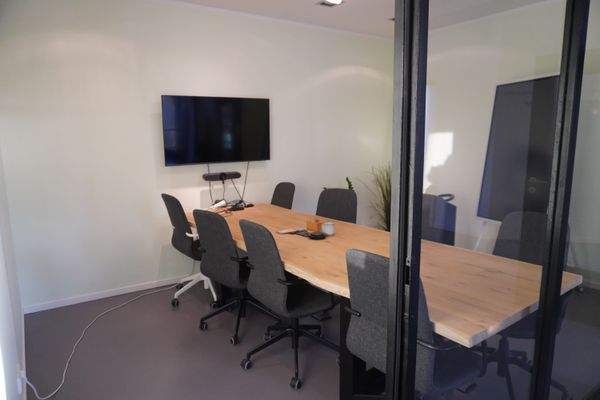 voll ausgestatteter Besprechungsraum.JPG