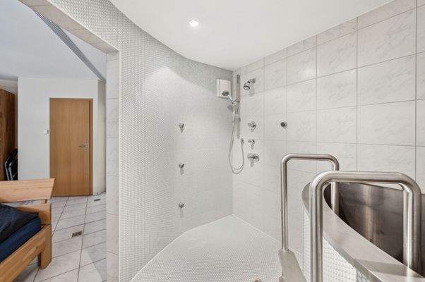 Dusche und Tauchbecken