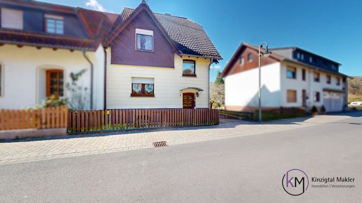 Straßenansicht Links