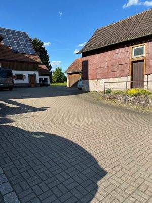 Hofeinfahrt / rechts der Gewölbekeller