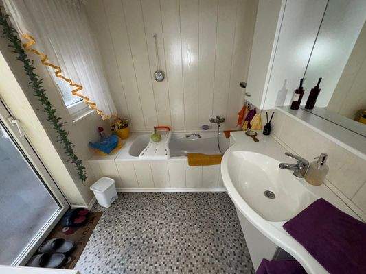 Bad mit Wanne, sep. Ausgang