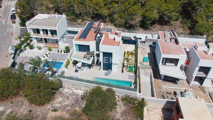 Villas Close to the City and the Beach in La Nucia Alicante