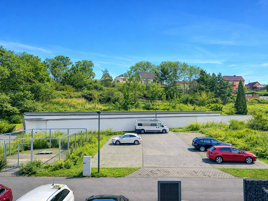 Ruhiger Blick auf die Rückseite des Hauses