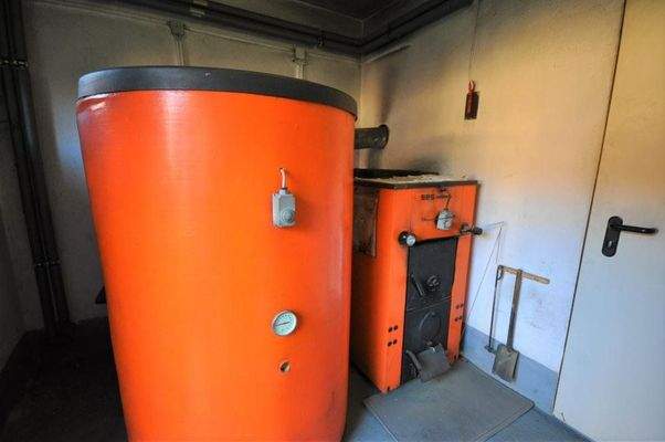 Nebengebäude: Festbrennstoffheizung mit Pufferspeicher