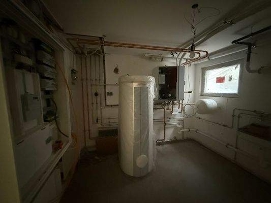 Technikraum mit Luftwärmepumpe