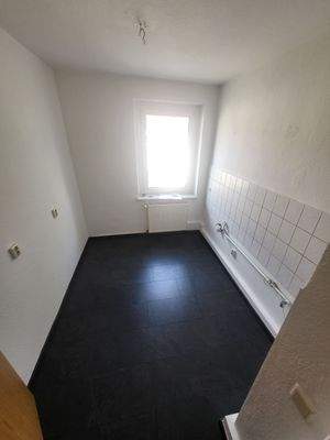 Helle Küche mit Fenster