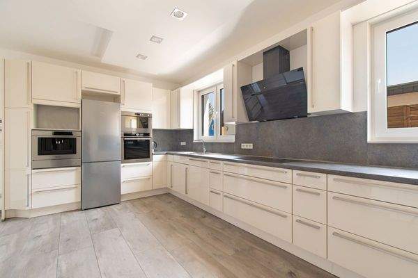 Geräumige und moderne Küche im Vorderhaus