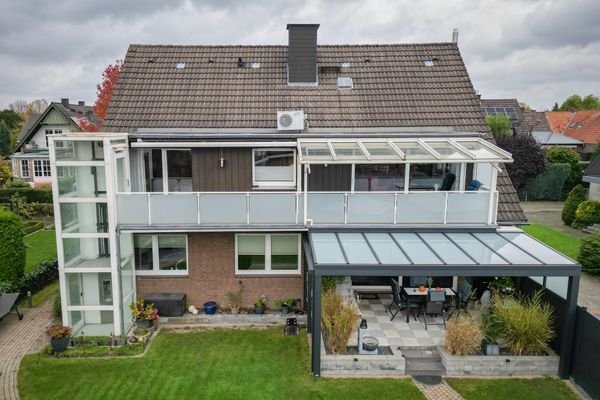 Drohnenaufnahme von hinten mit Fahrstuhl und überdachter Terrasse