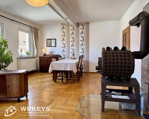 Wohnzimmer mit Essbereich und Kamin