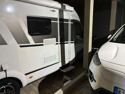 die Garage mit Wohnmobil