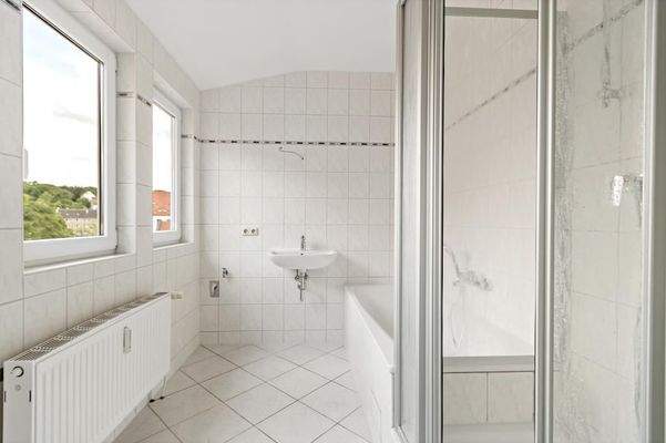 Bad mit Wanne und Dusche