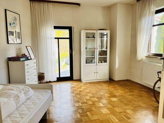 helles Schlafzimmer mit Parkettboden und Balkonzugang (OG)