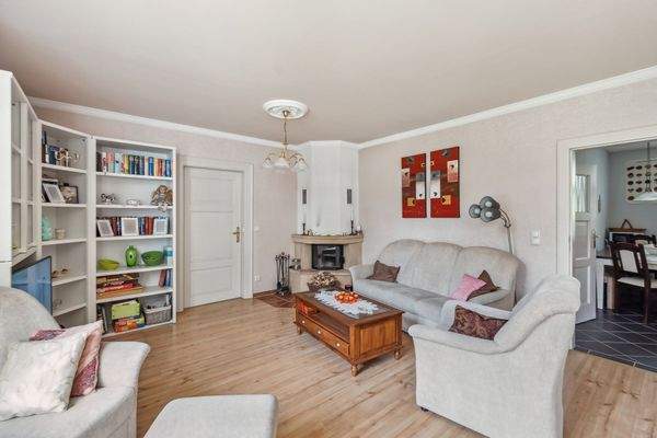 Wohnzimmer im Erdgeschoss mit Blickrichtung zum Kamin