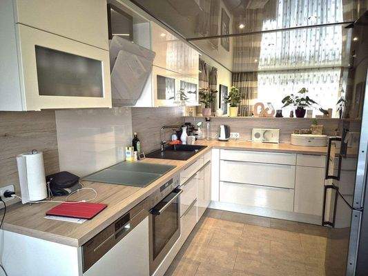 offener Küchenbereich mit Blick ins Wohnzimmer.jpg