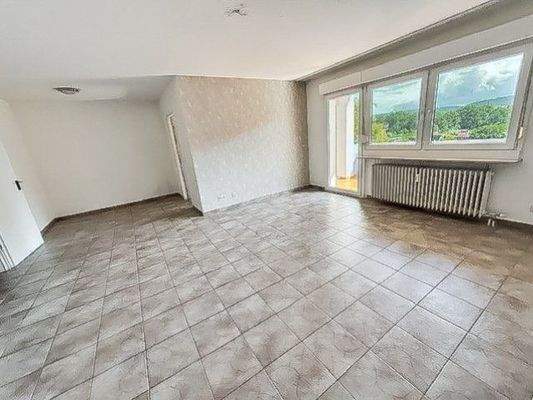 Wohnzimmer mit Balkon