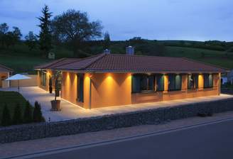 Außenansicht bei Dämmerung