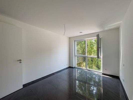 Ruhiges Schlafzimmer mit Blick ins Grüne