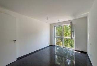 Ruhiges Schlafzimmer mit Blick ins Grüne