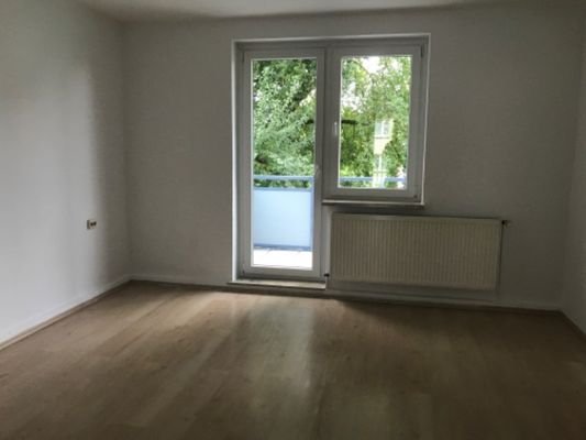 Wohnzimmer mit Zugang zum Balkon