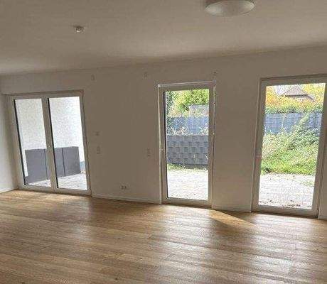 Wohnzimmer mit Terrasse und Garten