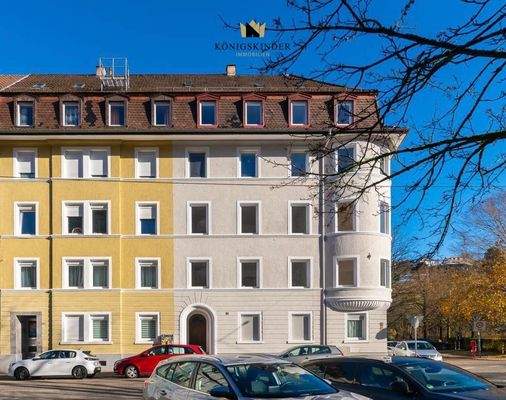 Stilvolles Mehrfamilienhaus mit klassisch gehaltener Fassade, elegantem Erker und dezenten Jugendstilelementen