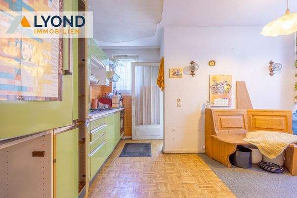 EG Einbauküche mit Essbereich