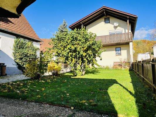 Südansicht des Hauses mit Balkon und Terrasse