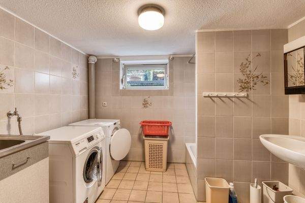 Waschküche mit Dusche und WC im Keller