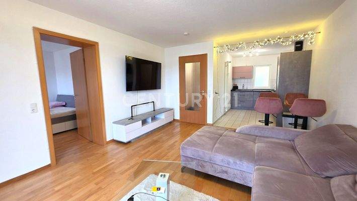 Gegenseite des Wohn-Essbereiches und integrierter Küche