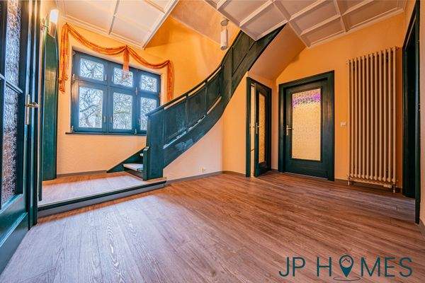 6_Eingangsbereich mit Treppe Erdgeschoss